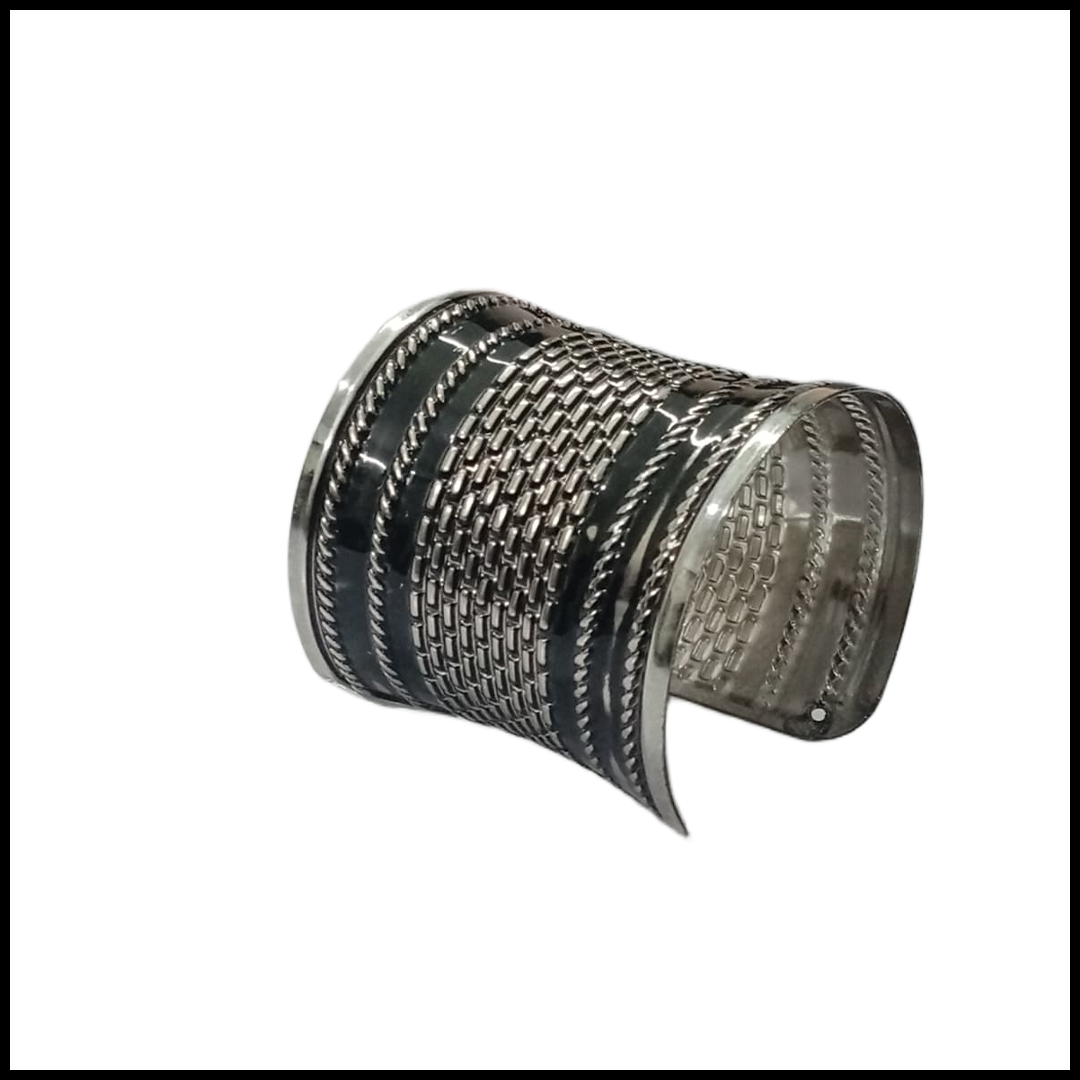 Elegant Cuff Bracelet – Timeless Style for Every Wrist - Image 3